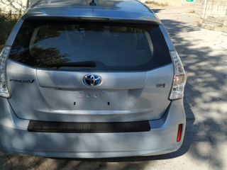 Toyota Prius v foto 4