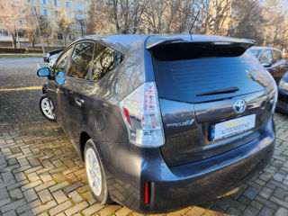 Toyota Prius v foto 16