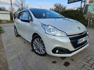 Peugeot 208 foto 2