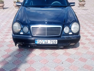 Mercedes E-Class foto 1