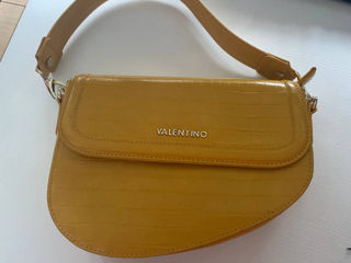 Продаю сумки Guess и Valentino в идеальном состоянии. foto 3