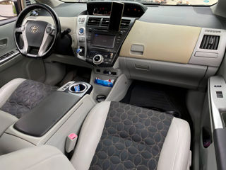 Toyota Prius v foto 7