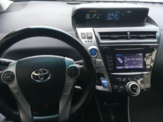 Toyota Prius v foto 7