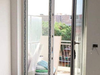 Uși, ferestre PVC (окна, двери) termopane, confecționăm balcoane, plase de țânțari, instalăm.