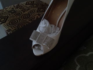 Pantofi albi de mireasa foto 2