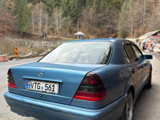 Mercedes C-Class foto 2