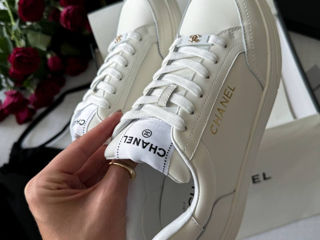 Chanel Low Top White Sneakers foto 3