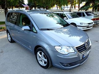 Volkswagen Touran foto 2