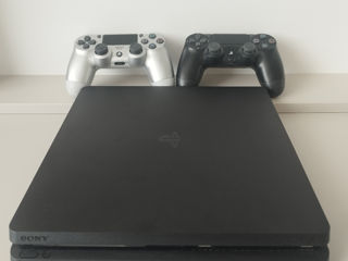 Vând PlayStation 4 slim cu 2 Controllere(stare ideală)