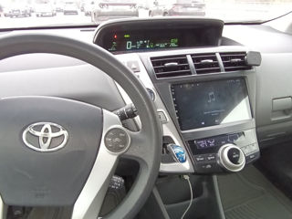 Toyota Prius v foto 5