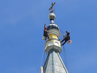 Lucru la înălțime alpiniști