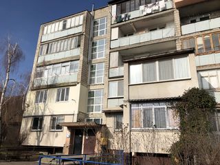 Banca comercială vinde apartament cu 2 odăi, seria 102, 53 m.p. sect. Centru. foto 1