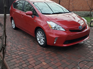 Toyota Prius v foto 2