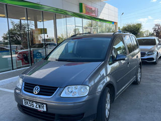 Volkswagen Touran foto 1