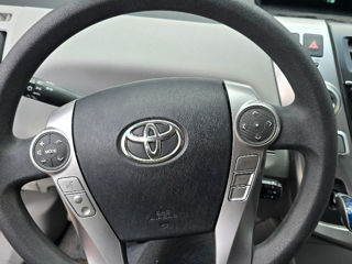 Toyota Prius v foto 6