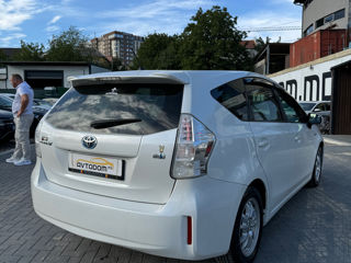 Toyota Prius v foto 3