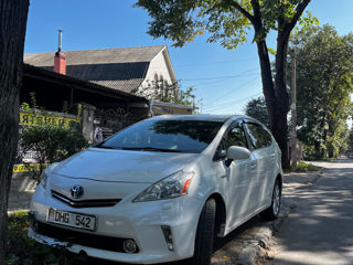 Toyota Prius v foto 1