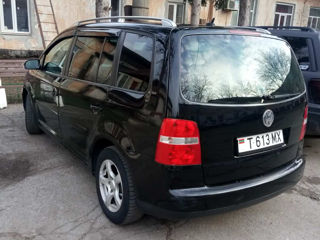 Volkswagen Touran foto 2