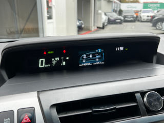 Toyota Prius v foto 12