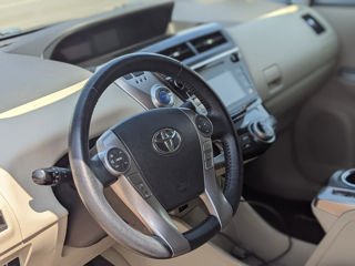 Toyota Prius v foto 8