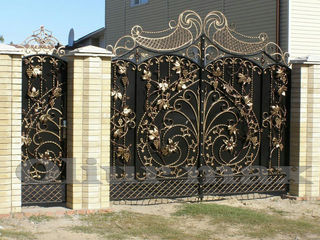 Porți, garduri, balustrade , copertine, gratii, uși metalice și alte confecții din fier forjat.