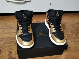 Air Jordan 1 mid black metallic gold-white foto 2