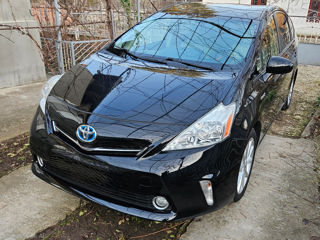 Toyota Prius v foto 2