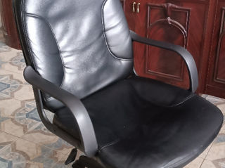 Удобное в отличном состояни офисное кресло