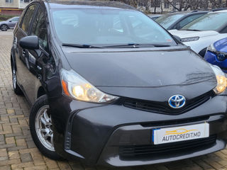 Toyota Prius v foto 2