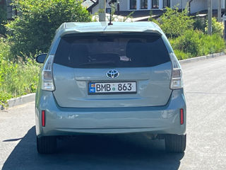 Toyota Prius v foto 5