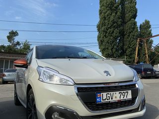 Peugeot 208 foto 1