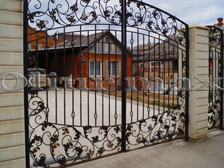 Перила,  ворота, заборы, решётки, козырьки, металлические двери  и другие изделия из металла.