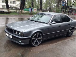 BMW 5 Series foto 1