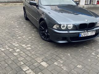 BMW 5 Series foto 1