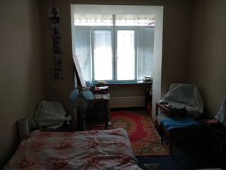 Se vinde apartament cu 2 odai , locativ cu o amplasare foarte buna , 57m.p. cu incalzire autonoma , foto 2