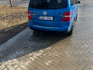 Volkswagen Touran foto 2