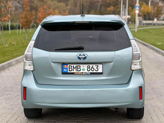 Toyota Prius v foto 6