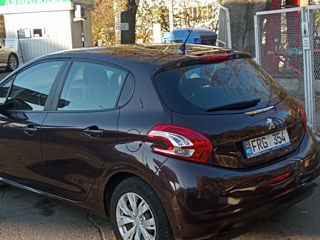 Peugeot 208 foto 2