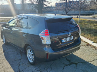 Toyota Prius v foto 2