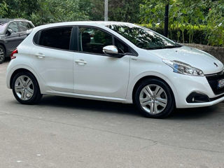 Peugeot 208 foto 2