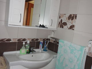 Urgent.  Se vinde apartament cu 3 camere, mobilat, euroreparatie, gata de entrare,et.1  din 5. foto 10