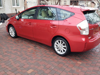 Toyota Prius v foto 3