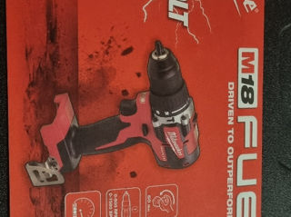 Шуруповёрт  milwaukee m18 brushles с 2 батареями на 5 ампера, зарядное  и кейс