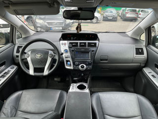 Toyota Prius v foto 12