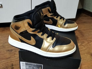 Air Jordan 1 mid black metallic gold-white