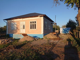 Se vinde casa in centru satului Detalii la telefon foto 1