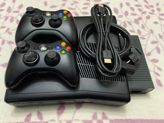 XBOX 360 S (прошивка Freeboot - 99 топовых игр). В отличном состоянии.