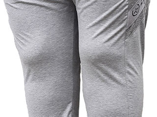 Больших размеров мужские спортивные брюки на манжетах.
