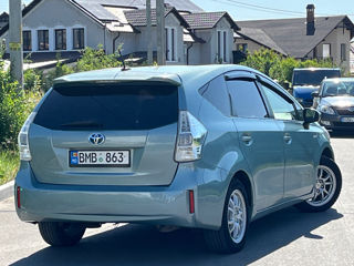 Toyota Prius v foto 4