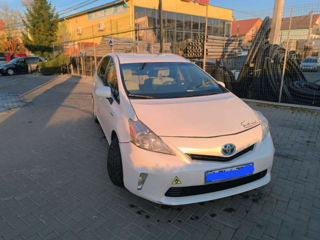 Toyota Prius v foto 3